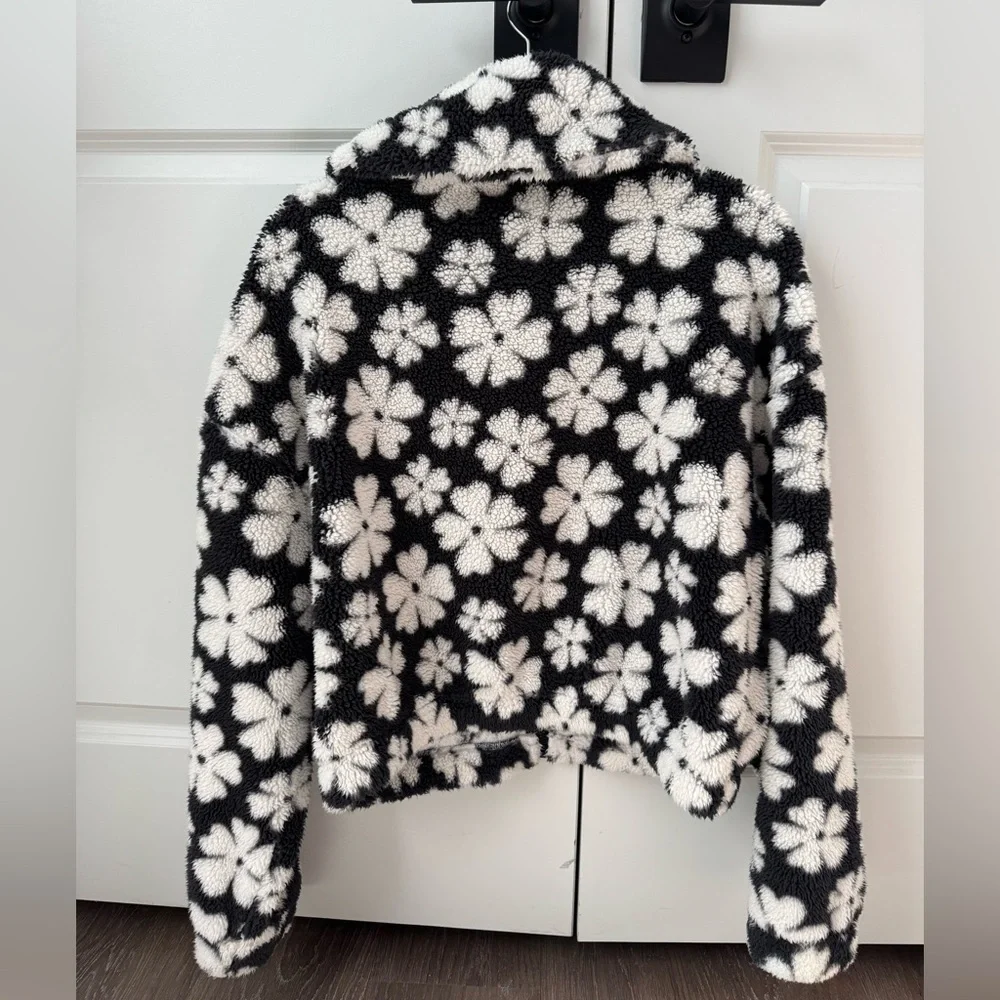 Billabong Warmed Up Floral Fleece Shacket sz Large in Black and White Flower - Picture 8 of 9